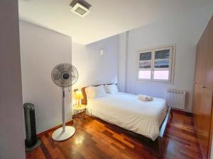 Ένα ή περισσότερα κρεβάτια σε δωμάτιο στο Modern apt in old town w cathedral views