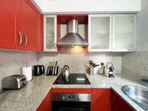 Η κουζίνα ή μικρή κουζίνα στο Modern apt in old town w cathedral views