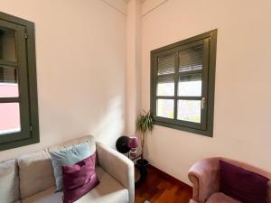 Χώρος καθιστικού στο Modern apt in old town w cathedral views