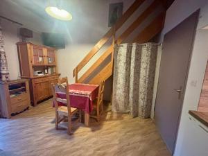 Kuchyň nebo kuchyňský kout v ubytování Charmant studio mezzanine avec WiFi, coin cabine, proche pistes, Les Angles - FR-1-593-34