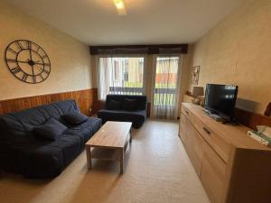 Televízia a/alebo spoločenská miestnosť v ubytovaní Appartement 2 pièces aux pieds des pistes avec parking, casier à skis et cuisine équipée - FR-1-593-48