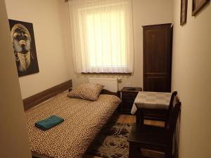 Postel nebo postele na pokoji v ubytování Noclegi Kochlice + 16 fotografií