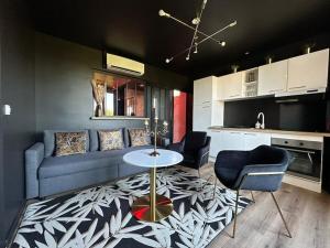 ein Wohnzimmer mit einem blauen Sofa und einem Tisch in der Unterkunft Love room in Esbly