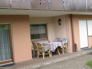 a table and chairs on the side of a house at Ferienwohnung Kulla in Albstadt