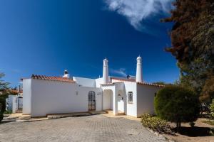 ein weißes Gebäude mit zwei Türmen darüber in der Unterkunft Casa Floresta - Fabulous villa in Poço Partido