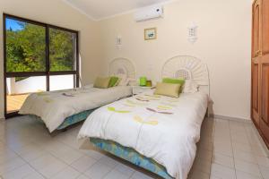 ein Schlafzimmer mit zwei Betten und einem Fenster in der Unterkunft Casa Floresta - Fabulous villa in Poço Partido + 20 Fotos