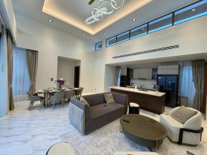 un salon avec un canapé et une table dans l'établissement Luxury Breeze Villa with private pool & maid, à Ban Thalat Choeng Thale