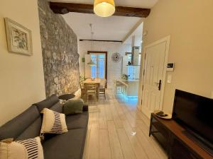un salon avec un canapé et une salle à manger dans l'établissement Amuma Justina Etxea , Apartamento en casco antiguo, à Bermeo