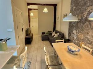 un salon avec un canapé, une table et des chaises dans l'établissement Amuma Justina Etxea , Apartamento en casco antiguo, à Bermeo 44 autres photos