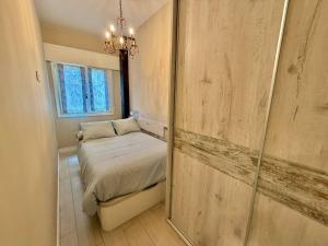 une petite chambre avec un lit et un miroir dans l'établissement Amuma Justina Etxea , Apartamento en casco antiguo, à Bermeo