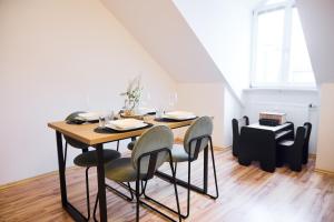 ein Esszimmer mit Tisch und Stühlen in der Unterkunft MA Home - Ferienwohnung in Günzburg in Günzburg