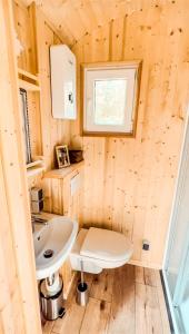 un baño en una casa pequeña con lavabo en Schäferwagen Grünspecht, en Ulmen