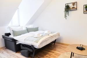 ein Bett mit Handtüchern darauf in einem Zimmer in der Unterkunft MA Home - Ferienwohnung in Günzburg in Günzburg