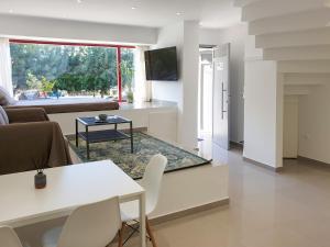 Televisyen dan/atau pusat hiburan di KYMA Apartments Athens 18
