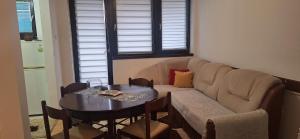 un soggiorno con un divano e un tavolo di Tamara a Drvar