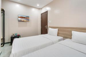 Postel nebo postele na pokoji v ubytování Hoàng Quỳnh Hotel