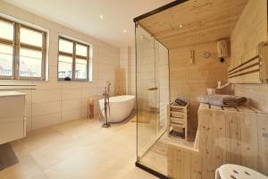 ห้องน้ำของ Ferienresidenzen Marktplatz - exklusive Ferienwohnungen mit Fahrstuhl +108 ภาพ