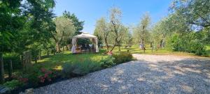 a gazebo in the middle of a garden at Ai Bastiani in Capannori