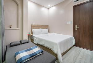 Postel nebo postele na pokoji v ubytování Hoàng Quỳnh Hotel