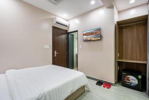 Postel nebo postele na pokoji v ubytování Hoàng Quỳnh Hotel
