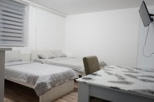 En eller flere senger på et rom på Sobe Jovan