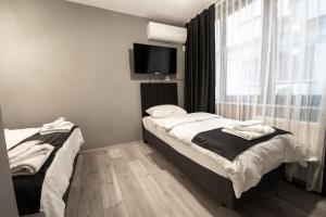 Postel nebo postele na pokoji v ubytování opera wall suite