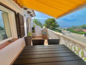 een tafel op een balkon met uitzicht op een straat bij Suite with views of son bou beach in Son Bou