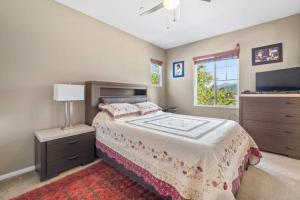 Un dormitorio con una cama, una cómoda y un televisor. en Large home- sleeps 16, en Fallbrook