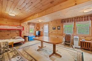 Ένα ή περισσότερα κρεβάτια σε δωμάτιο στο Lakefront Cabin 314 Shoreline