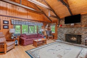 Μια τηλεόραση ή/και κέντρο ψυχαγωγίας στο Lakefront Cabin 314 Shoreline