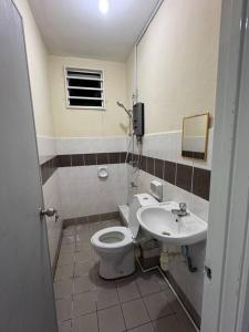 Ένα μπάνιο στο SJ Homes Putatan KK Sabah +5 φωτογραφίες