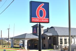 Certifikát, hodnocení, plakát nebo jiný dokument vystavený v ubytování Studio 6 Suites Brenham, TX