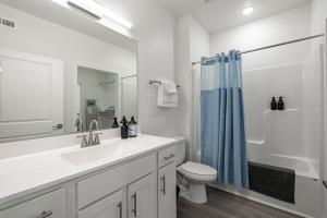 ein Badezimmer mit Waschbecken, Toilette und Dusche in der Unterkunft Libby Hill Apt - TH09 - Tourist Homes of Richmond in Richmond + 9 Fotos