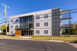 ein weißes Gebäude an der Ecke einer Straße in der Unterkunft Libby Hill Apt - TH09 - Tourist Homes of Richmond in Richmond