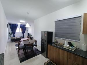 Η κουζίνα ή μικρή κουζίνα στο Madam Sima Homestay