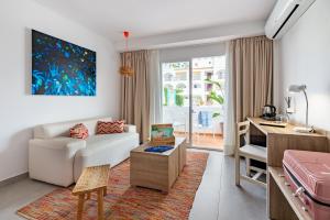 una sala de estar con un sofá y una mesa en Hotel Vibra Bossa Flow - Adults only, en Playa d'en Bossa