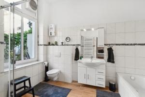 Baño blanco con aseo y bañera en cruwzo- Stadtoasen in der Fußgängerzone, en Cottbus 19 fotos más