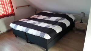 Postel nebo postele na pokoji v ubytování Vakantiewoning met omheinde tuin + 13 fotografií