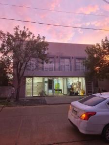 La CruzMita-Í II的一辆白色汽车停在一栋建筑物前