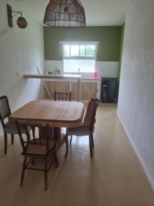 a kitchen with a table and chairs in a room at Mita-Í II in La Cruz