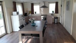 Kuchyň nebo kuchyňský kout v ubytování Vakantiewoning met omheinde tuin