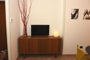 Μια τηλεόραση ή/και κέντρο ψυχαγωγίας στο Cerveteri Loft sea&pool