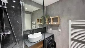 a bathroom with a sink and a glass shower at La Vie en Rose & Bleue - Louez L'Esprit Libre ! in Bussy-Saint-Georges +40 photos