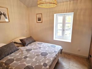 a bedroom with a bed and a window at Sadi Carnot in Arles +5 photos