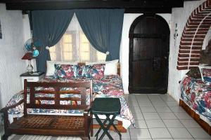 Un dormitorio con una cama y una silla y una ventana. en Unwind in Paradise, en Portobello