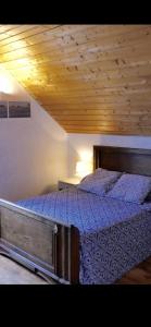 Postel nebo postele na pokoji v ubytování Gîte Les Chardons Bleus , les pieds dans l’eau