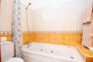 Casa Tara - Lovely Carvoeiro apartment في برايا دو كارفويرو: حمام مع حوض ومرحاض +25 صورة