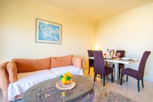 Casa Tara - Lovely Carvoeiro apartment في برايا دو كارفويرو: غرفة معيشة بها أريكة وطاولة