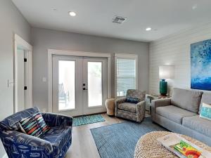 una sala de estar con un sofá y una silla en Copano Coastal Gem, en Rockport