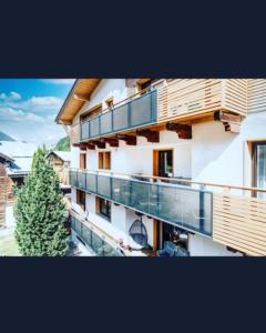 un grande edificio con balcone e albero di Natale di Apart Michaela a See